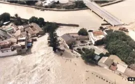  ??  ?? The breach which washed away the Cavenders' home