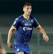  ??  ?? Il grande salto Marash Kumbulla, classe 2000, difensore, si è guadagnato un posto da titolare con Juric nel Verona