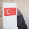  ?? FOTO: DPA ?? Im Generalkon­sulat Stuttgart konn- ten Türken abstimmen.