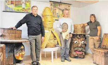  ?? FOTO: SABINE RÖSCH ?? Dekorative Bienenkäst­en wie der Imker aus Stroh oder der heilige Ambrosius sind im neuen Imkereimus­eum in Harthausen ab Oktober zu sehen. Mit auf dem Bild (von links): Elmar Spohn, Werner Steinhart und Brigitte Steinhart.