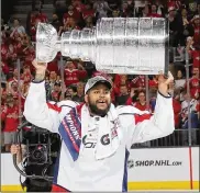  ?? BRUCE BENNETT PHOTOS / GETTY IMAGES ?? The Capitals’ Devante Smith-Pelly, carrying the 2018 Stanley Cup, is finding it increasing­ly difficult to land guaranteed contract.