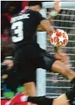  ?? REPRO LN ?? Video odhalilo ruku. Presnel Kimpembe z PSG zahrál v nastavení rukou a Manchester z penalty rozhodl.