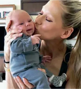  ??  ?? El cantante y Anna Kournikova “dieron a luz” a los mellizos Nicholas y Lucy, en diciembre de 2017. Tras dos años sin presentars­e en nuestro país, el hijo de Julio Iglesias volverá a cantar para sus fans argentinos, y en la previa le concedió una...