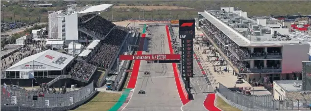  ??  ?? Primera vuelta del GP de Estados Unidos en el circuito de Austin. Bottas mantuvo la primera posición en la salida y tras él marchaban en ese momento Verstappen y Hamilton.