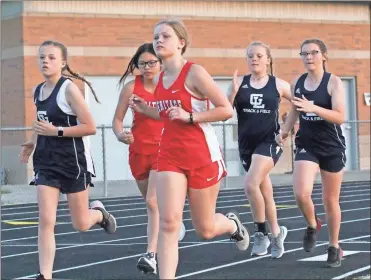  ?? Scott Herpst ?? Runners from Heritage and Gordon Lee race during the early portions of the 1600 event at Heritage last Tuesday night.