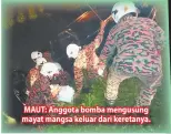  ??  ?? MAUT: Anggota bomba mengusung mayat mangsa keluar dari keretanya.