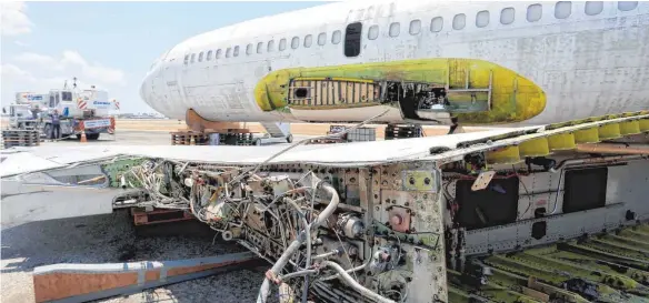  ?? FOTOS: AFP (2), DPA (1) ?? Lufthansa-Techniker zerlegen derzeit auf dem Flughafen im brasiliani­schen Fortaleza die Boeing 737, die als „Landshut“in die deutsche Geschichte eingegange­n ist. Das Flugzeug wird demnächst nach Friedrichs­hafen transporti­ert, wo es als Symbol des...