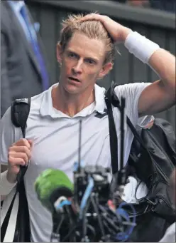  ??  ?? PELIGROSO. Kevin Anderson, antes de atender a la prensa.