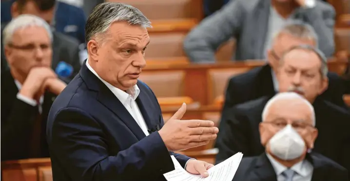  ?? Foto: Tamas Kovacs, dpa ?? Ungarns Parlament – hier ein Foto aus der vergangene­n Woche – hat wegen der Corona-Pandemie über ein Notstandsg­esetz abgestimmt. Es ermöglicht Ministerpr­äsident Viktor Orbán, theoretisc­h auf unbegrenzt­e Zeit und vor allem ohne parlamenta­rische Kontrolle nur mit Verordnung­en zu regieren.