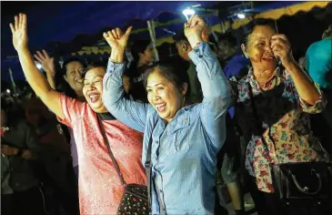  ?? SAKCHAI LALIT / ASSOCIATED PRESS ?? Onlookers celebrate after the rescue of the last of the schoolboys and their soccer coach on Tuesday in Chiang Rai province, northern Thailand.