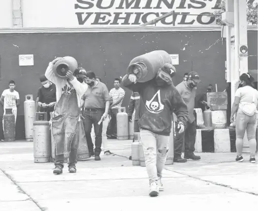  ??  ?? Los habitantes de Iztapalapa se formaron en el centro de recarga de Rojo Gómez para cargar sus cilindros