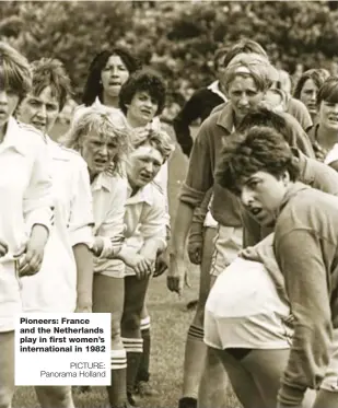  ?? PICTURE: Panorama Holland ?? Pioneers: France and the Netherland­s play in first women’s internatio­nal in 1982