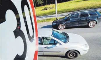  ?? FOTO: JULIAN STRATENSCH­ULTE/DPA ?? In Fronhofen vor der Schule, in Staig vor dem Kindergart­en sowie in Blitzenreu­te beim Pflegeheim soll bald Tempo 30 gelten.