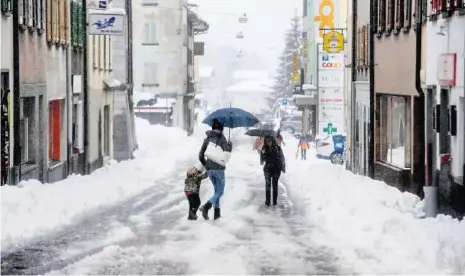  ?? KEYSTONE ?? Tiefe Temperatur­en sorgten dafür, dass in Airolo der Schnee liegen blieb. Etwas, was im April wohl kaum jemand mehr will.