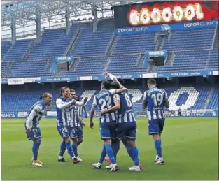  ??  ?? Los jugadores del Deportivo felicitan a Celso Borges tras marcar el 1-0.