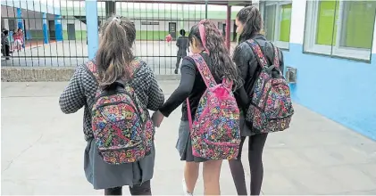  ?? JORGE SÁNCHEZ ?? La Cava. Alumnas del Colegio Santo Domingo, con mochilas recibidas en donación.