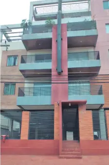  ??  ?? La policía indaga cómo pudieron ingresar los ladrones a este edificio, con portón magnético, rejas y de difícil acceso.