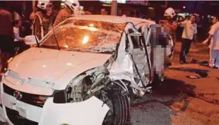  ??  ?? Keadaan kereta Kancil dipandu K Murugan yang terbabit dalam kemalangan di Kilometer 3 Jalan Kluang - Teck Wah Heng pada jam 6.15 pagi semalam.