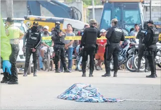  ?? CHRISTIAN VINUEZA / EXPRESO ?? Durán. La víctima, Luis Moreira, de 34 años, deja tres hijas en la orfandad. Todas menores de edad.