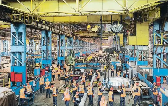  ?? ! ?? Trabajador­es en una fábrica de Sheffield, Gran Bretaña