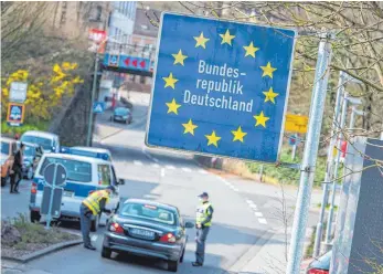  ?? ARCHIVFOTO: OLIVER DIETZE/DPA ?? Beamte der Bundespoli­zei kontrollie­ren im März 2020 ein französisc­hes Fahrzeug, das aus der Region Moselle ins Saarland fahren will. Solche Kontrollen sollen nun vermieden werden.