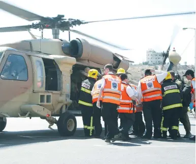  ??  ?? UNITED HATZALAH personnel carry out a helicopter rescue.