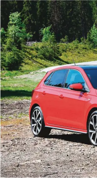  ??  ?? SVINGETE VEIER: Volkswagen Polo GTI trives på svingete vei. Den er ikke så stor, men bilen er stabil og passe sprek for norske veier.