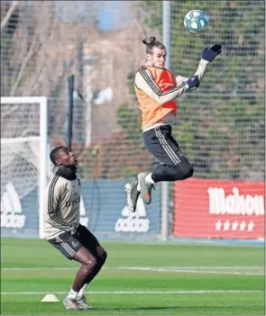  ??  ?? Bale salta ante la mirada de Mendy durante el entrenamie­nto de ayer.
