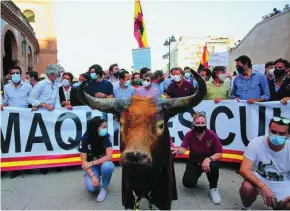  ?? C. PASTRANO ?? El mundo del toro se manifiesta frente a la plaza Monumental de Las Ventas