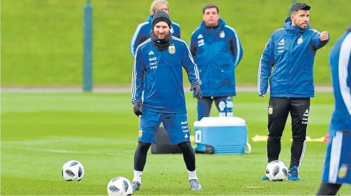  ?? MARCELO CARROLL, ENVIADO ESPECIAL ?? A la cancha. Lionel Messi mira la pelota y sonríe en su primera práctica en Manchester. La Pulga arribará al Mundial con muchos partidos encima.