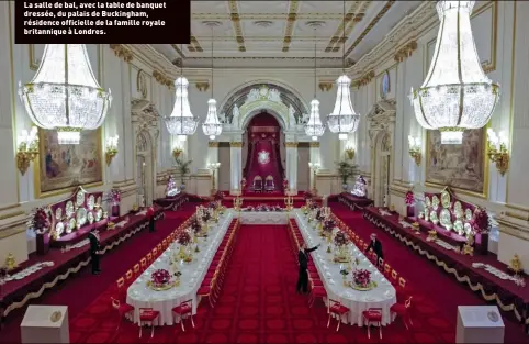  ??  ?? La salle de bal, avec la table de banquet dressée, du palais de Buckingham, résidence officielle de la famille royale britanniqu­e à Londres.