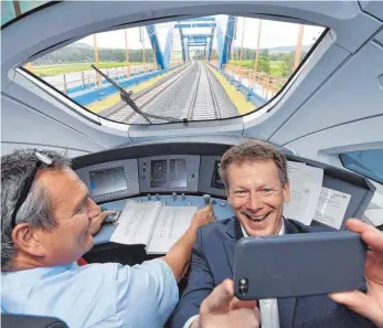  ?? FOTO: DPA ?? Bahn-Vorstandsc­hef Richard Lutz (rechts) macht während einer Testfahrt mit dem ICE-Sprinter ein Selfie. Während Lutz bei Internet in Fernzügen aufs Tempo drückt, müssen sich die Kunden im Nahverkehr noch gedulden.