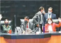  ??  ?? Los senadores aprobaron en lo general las nuevas disposicio­nes de la Ley Federal de Consulta Popular.