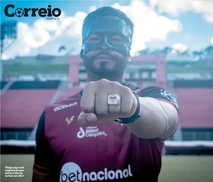  ?? VICTOR FERREIRA/EC VITÓRIA ?? Thiago joga com máscara porque sofreu fraturas na face em 2021