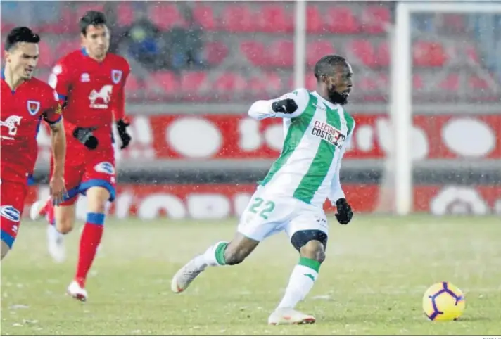  ?? FOTOS: LOF ?? Blati Touré conduce el balón perseguido por los rojillos Ganea y Kako.