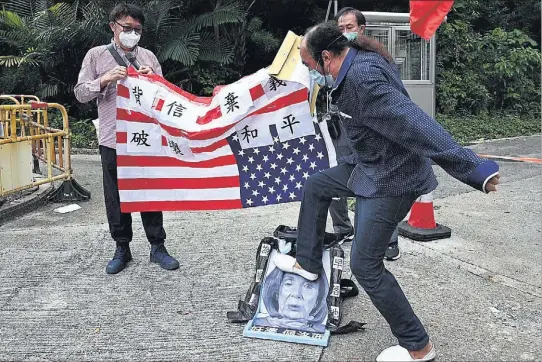  ?? AFP ?? Un manifestan­te pisa una imagen de Pelosi para protestar por su visita a Taiwan, ayer a las puertas del consulado estadounid­ense en Hong Kong.