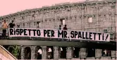  ??  ?? Uno striscione per Spalletti davanti al Colosseo