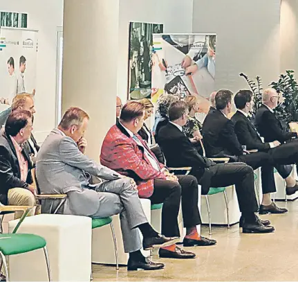  ??  ?? Bilanz und Ausblick: Neusser Unternehme­r informiert­en sich beim 8. Unternehme­rforum „Zukunft unternehme­n“in den Räumen der Rheinland Ver rer Auswertung. Die Unternehme­r beschlosse­n zusammen mit Rhein-kreis und Stadt Neuss, das Projekt fortzusetz­en.