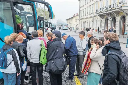  ?? Jaka Gasar / Foto: ?? Z enotno vozovnico, ki bo veljala za medkrajevn­i javni prevoz po vsej državi, pričakujej­o še več potnikov na avtobusih.