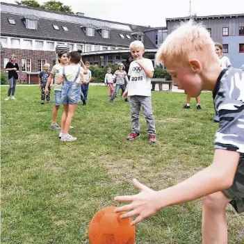  ?? RP-FOTO: JÖRG KNAPPE ?? Auf dem großen Gelände der Jugendherb­erge haben die Kinder aus Alt-Viersen, Dülken und Süchteln genug Platz, um Prellund Völkerball zu spielen.