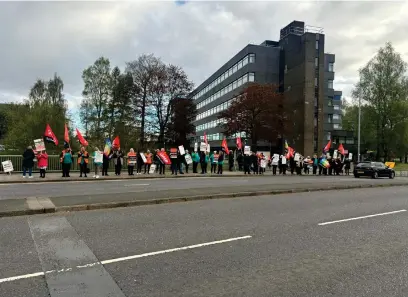  ?? ?? The workers were protesting outside of Renfrewshi­re House on the last day of strike action