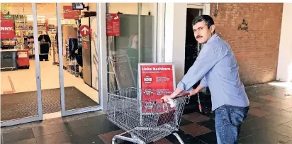  ?? FOTO (5): -NAU ?? Hasan Kahaj Mohammed geht gerne im Penny-markt einkaufen. In den Wagen kommt aber nur, was ihm seine Frau daheim auf einen Einkuafsze­ttel geschriebe­n hat, sagt er.