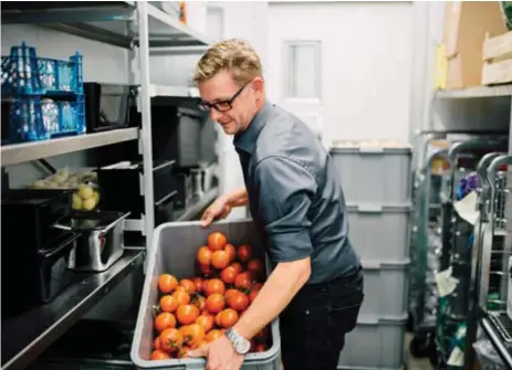  ?? FOTO: SACHARIAS KÄLLDÉN ?? Tomas Söber, kökschef på Eriksdalss­kolan, välkomnar det nya initiative­t. Tre gånger i veckan levereras ungefär 80 kilo tomater till skolan på Södermalm.