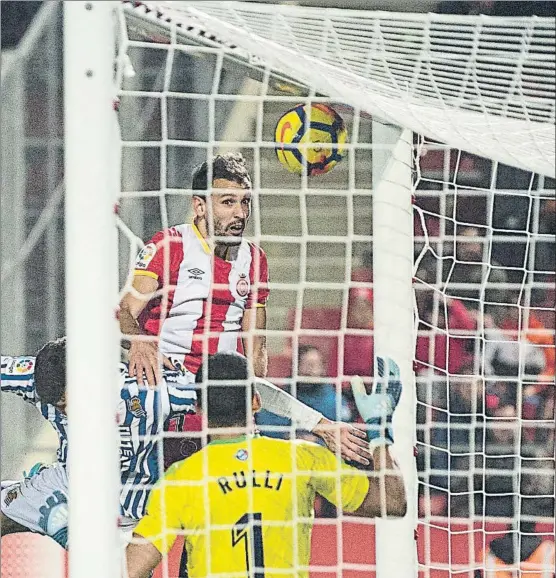  ?? FOTO: PERE PUNTÍ ?? Stuani se apoyó pícara y sutilmente en Llorente para anotar el gol del empate a media hora para el final ante un impotente Rulli