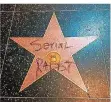  ?? FOTO: SEZEN/AP ?? Auf Bill Cosbys Stern auf dem „Walk of Fame“hat jemand „Serien-Vergewalti­ger“geschriebe­n.