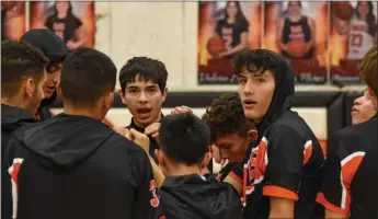  ?? JEANS PINEDA/Taos News ?? The Taos Tigers hold a pre-game huddle before a home game.