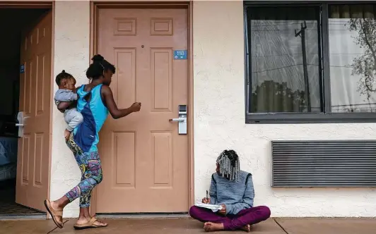  ?? Godofredo A. Vásquez / Staff photograph­er ?? Crystal’s daughter Nyviana, 11, right, does homework outside the two motel rooms her family lived in after being evicted from Stonybrook Apartments.