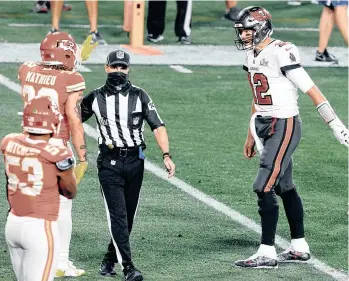  ?? /EFE. ?? Tyrann Mathieu (32) y Tom Brady (12) fueron captados repetidas veces intercambi­ando señas y palabras durante el Super Bowl LV, el domingo pasado en Tampa.