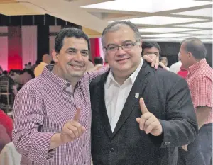  ??  ?? El vicepresid­ente Hugo Velázquez y el jefe de Gabinete Civil de la Presidenci­a, Julio Ullón, quien está al tanto del despojo que se pretende.