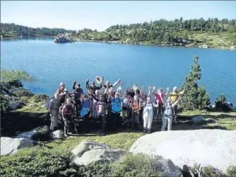  ??  ?? Le groupe de la BES au bord du lac des Bouillouse­s